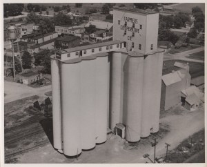 The main house of Tillotson Construction's elevator at Dike, Iowa, built in 1946 (annex, left, 1949), is crowned by a rectilinear headhouse. 