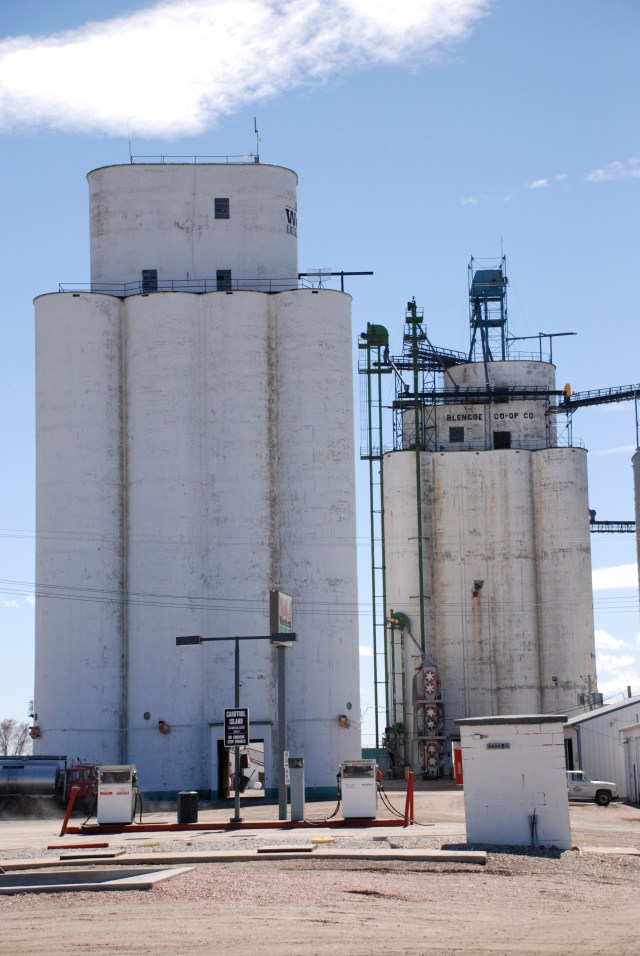 The larger Tillotson elevator stands to the left. The Mayer-Osborn elevator obstructs the view of its large annex which extends behind it.